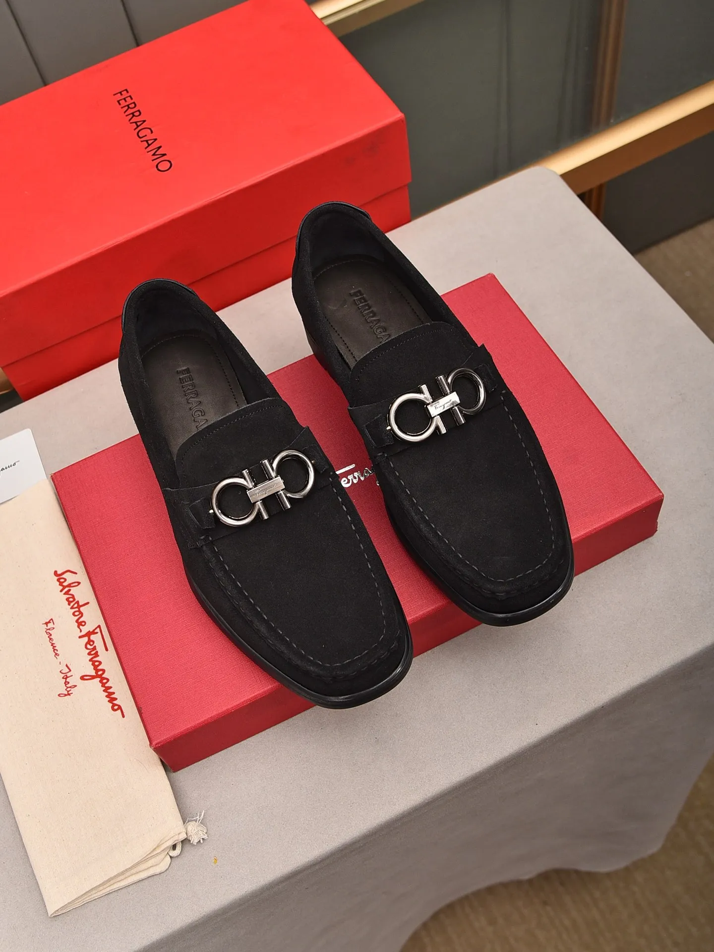 Men's shoes 💰: 500 Brand: Ferragamo Size: Men's size 38/44 (45 can be customized) Grade: Same style as the official website High-end quality men's shoes Material: Original first-layer calfskin Water-dyed cowhide lining Original outsole Style categories: Men's fashionable formal business casual leather shoes Slip-on men's shoes high-top series Young fashion European and American trends British style Casual matching Comfortable feet